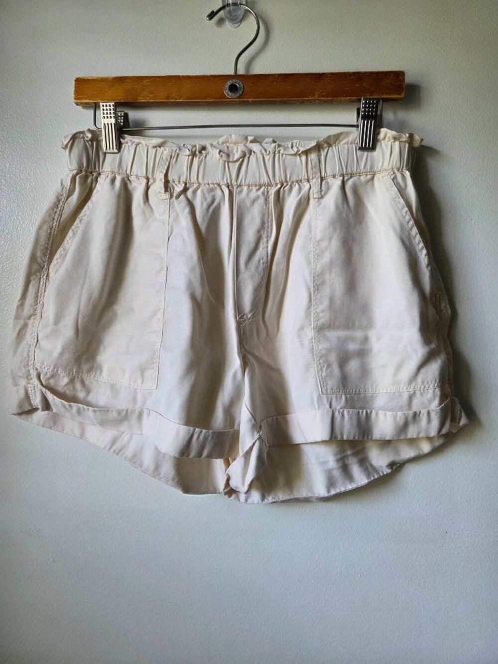 EUC AERIE CREAM LYOCELL CUFFED SHORTS SIZE M